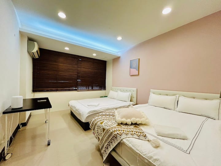 ในตอนเช้าตรู่แสงแดดส่องผ่านม่านหน้าต่างบางๆทำให้ความฝันที่ยังคงอยู่ละลายไปอย่างเงียบๆ
