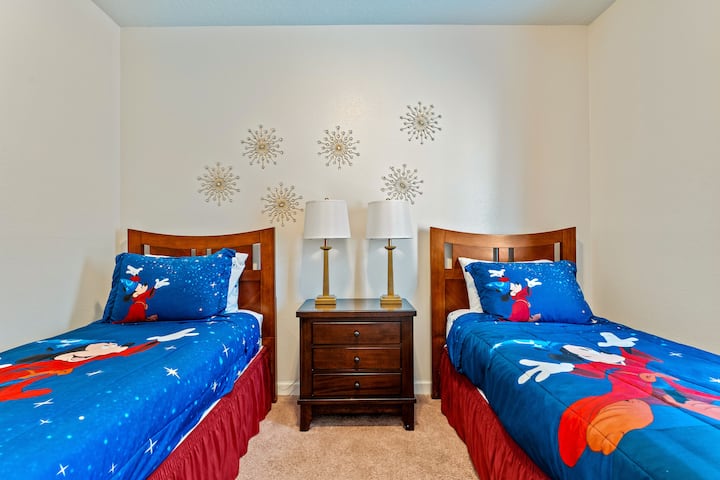 超级可爱的米奇卧室还配有2张单人床，当然还有自己的电视！