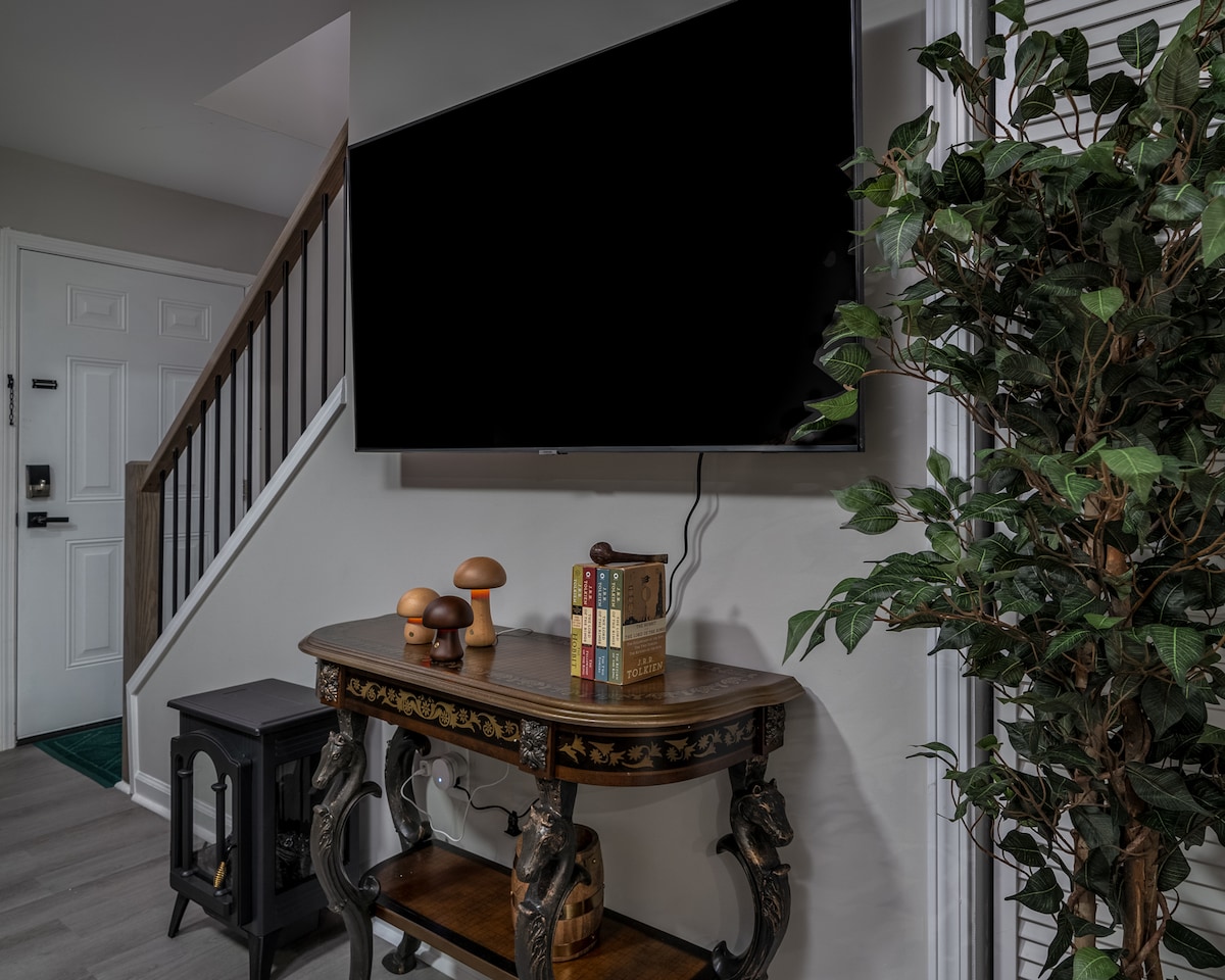 Hobbiton Charm 2 BR Townhouse