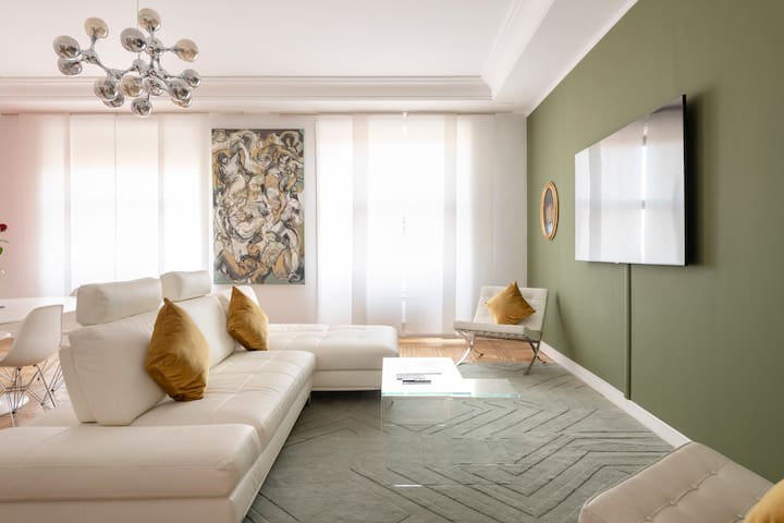 Amazing – 3 Bedrooms Apartment – Duomo Center gallery image 3
