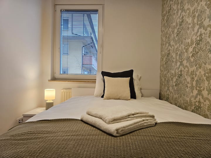 Средна спалня с легло 140x200 см и изглед към вътрешния двор.