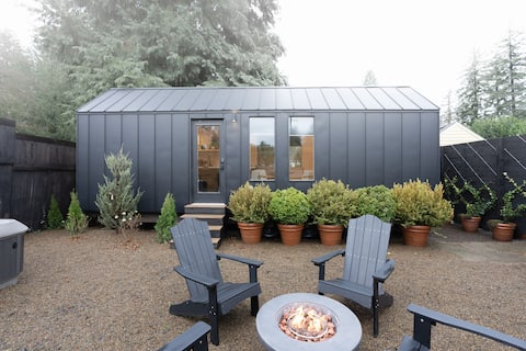 Scandinavian Lakeside Retreat