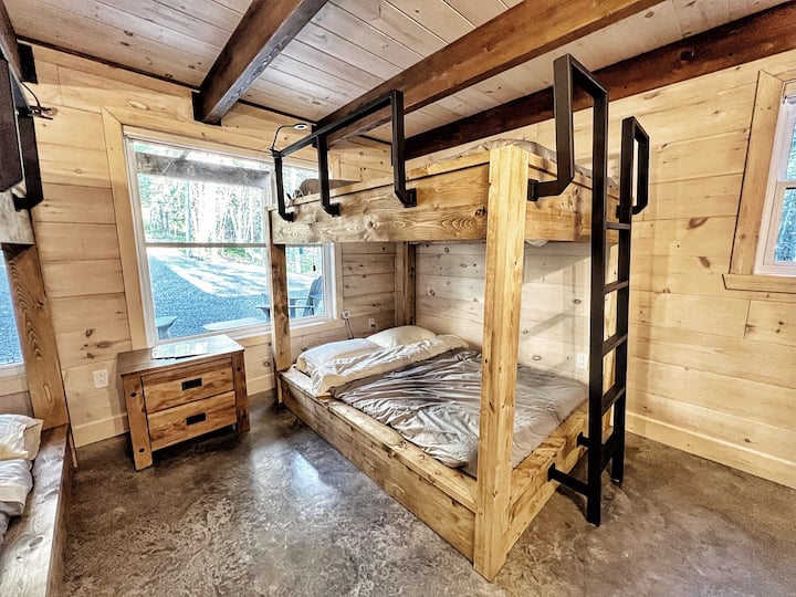 Спална соба со 2 двојни кревета на спрат