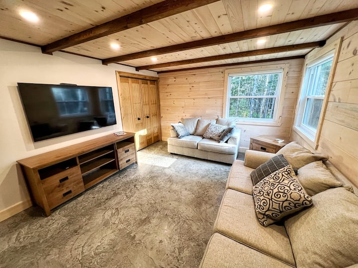 Дневна соба со конзола за игри и кауч на спуштање