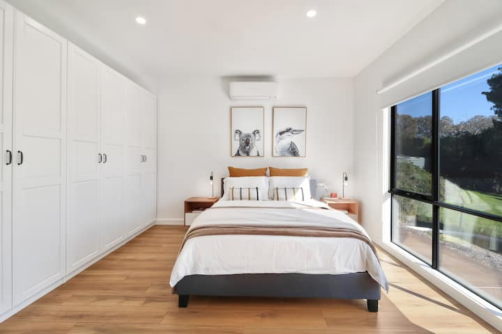 חדר בקומה התחתונה עם מיטת קווין סייז