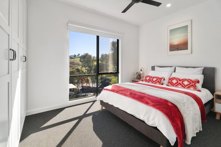 חדר שינה עם מיטת קווין סייז