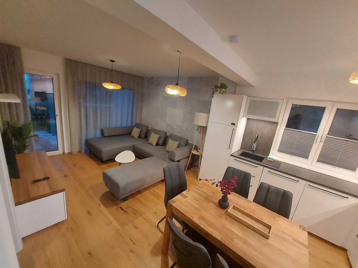 Dhomë ndenjjeje me krevat divan