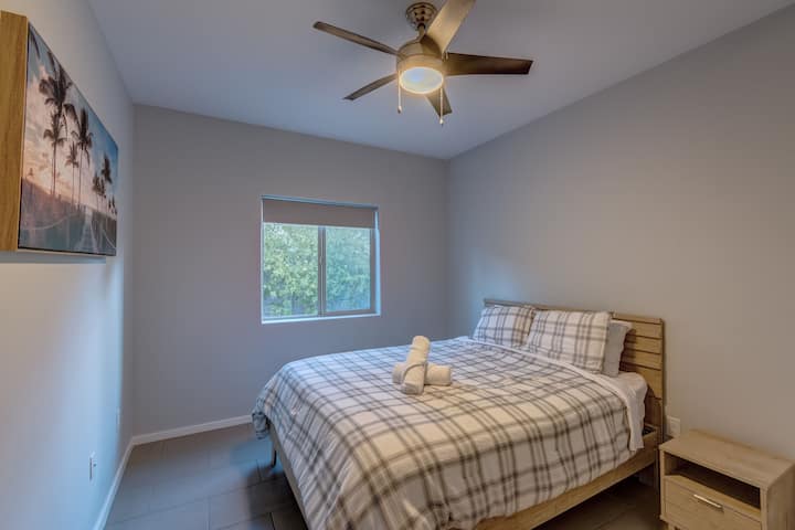 ห้องนอนที่ 2 เตียงควีนไซส์พร้อมเตียงเดี่ยวเพิ่มเติมในตู้เสื้อผ้า