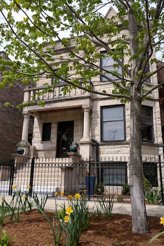 WrigleyRoost <5 min to Cubs/train/lake!