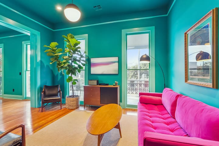 St Charles Ave Stunner on streetcar, this is it! gallery image 2