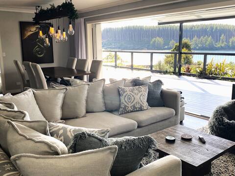 Luxury Lake House Retreat with hot tub