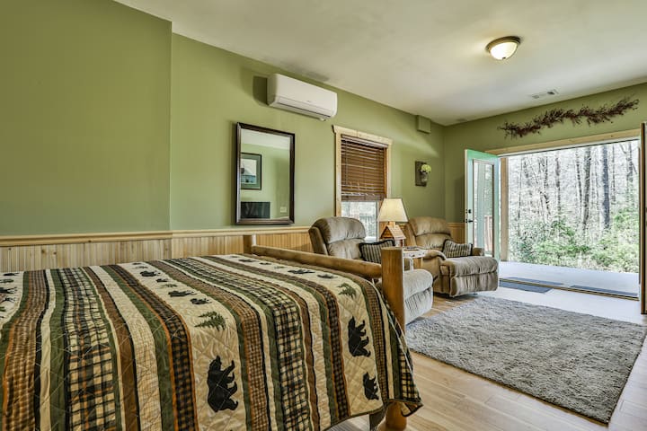 Просторна спалня със стилен декор, идеална за разпускане след ден на разглеждане на местния район.