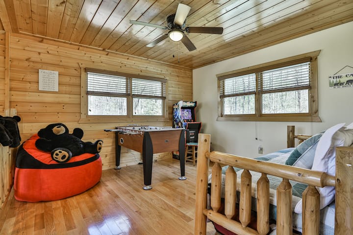 Всекидневната е изпълнена с естествена светлина, създавайки светло и приветливо пространство, което приканва към релаксация.