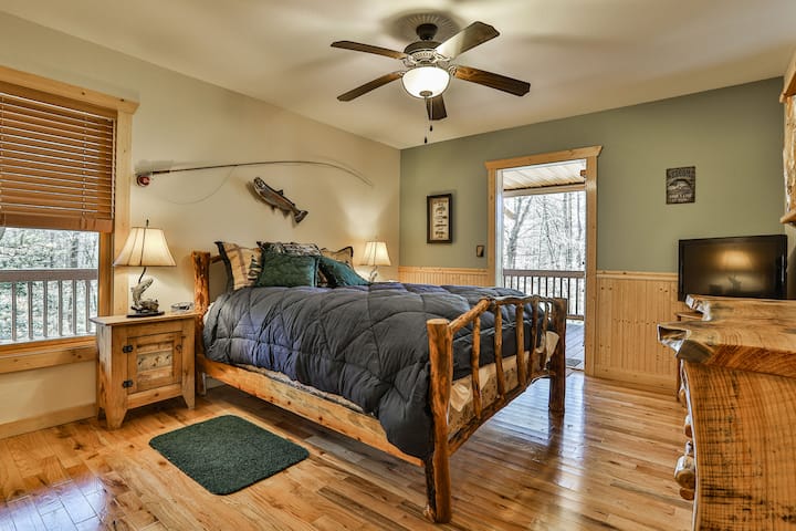 Ще се почувствате обгърнати от топлина в тази очарователна стая с богатите си дървени акценти и привлекателно легло. Събудете се освежени, заобиколени от селски уют, и се насладете на перфектната комбинация от комфорт и естествени вибрации