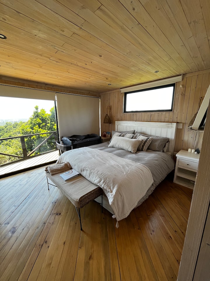 Kryevepër e dhomës së gjumit me verandë dhe dollap për ecje.