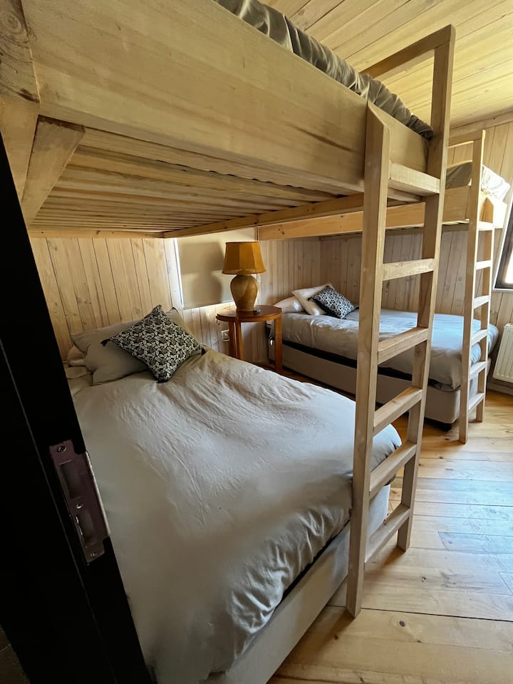 Pjesë vizitori 2 krevate marinarë me dollap. Krevatet e poshtëm bashkohen së bashku për të formuar një madhësi "queen".