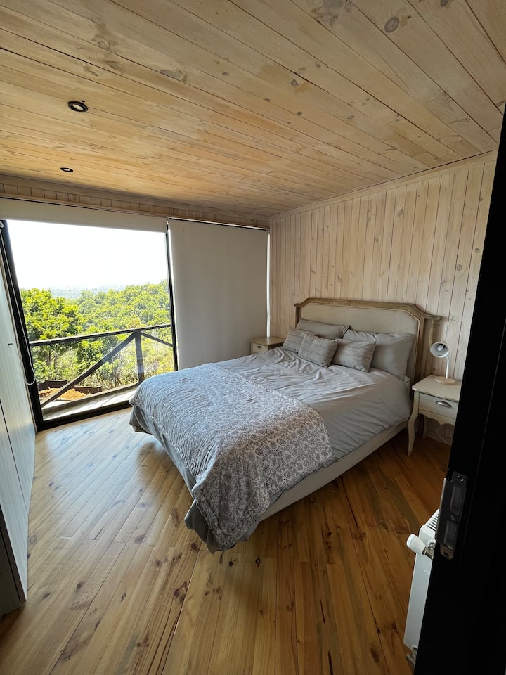 Pjesë dopio për vizitorët me tarracë, dollap, marinarë dhe tavolinë pune.