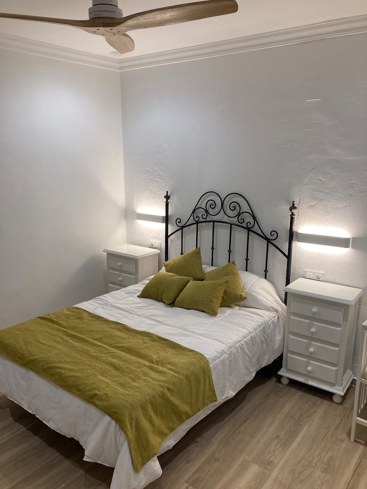 Dhomë dasme me ballkon dhe pamje nga Puerta de Rota