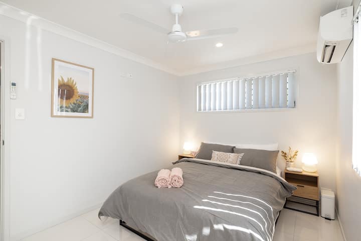 Prostrana spavaća soba ima bračni krevet (160x200), dovoljno prostora u ormaru i noćne ormariće sa svjetiljkama za čitanje. Umirujući, minimalistički dizajn čini ga savršenim utočištem nakon dugog dana istraživanja ili rada kako bi vaš boravak bio što udobniji.