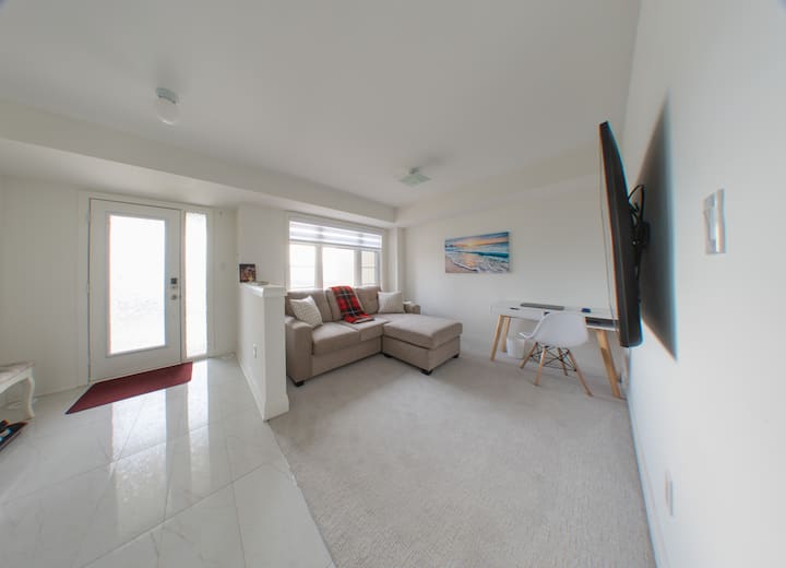Welcome To 'Lake House" Spacious 3b/2.5 Bath Home - Newcastle