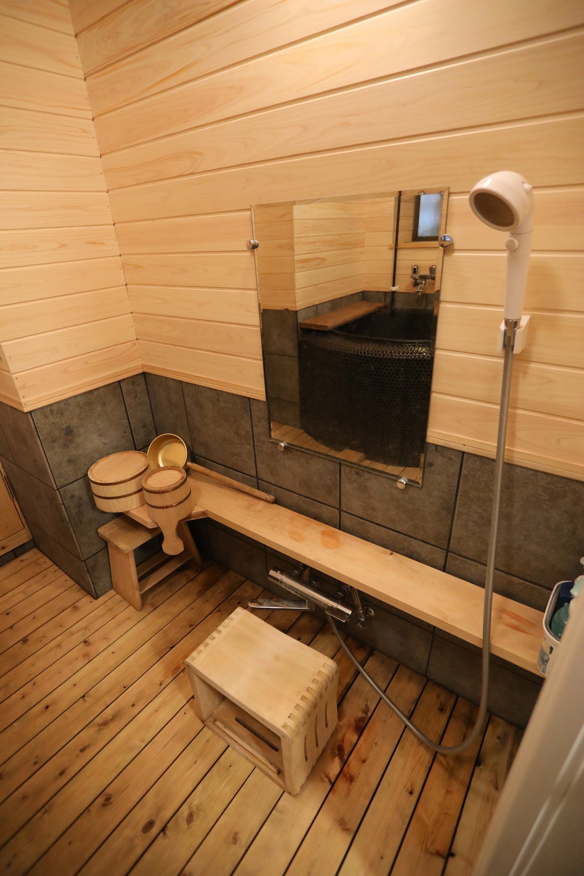 大型ミラーと洗面桶スペース

浴室は檜の無垢材をふんだんに使用