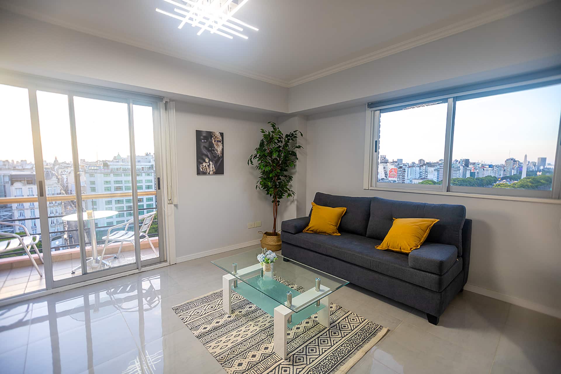Two-room apartment with city views in Monserrat