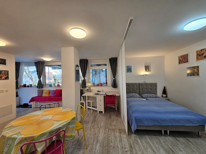 Apartment Bolero B Tour Kama katika eneo la kulala la Ljubljana na eneo la dawati la kuandika