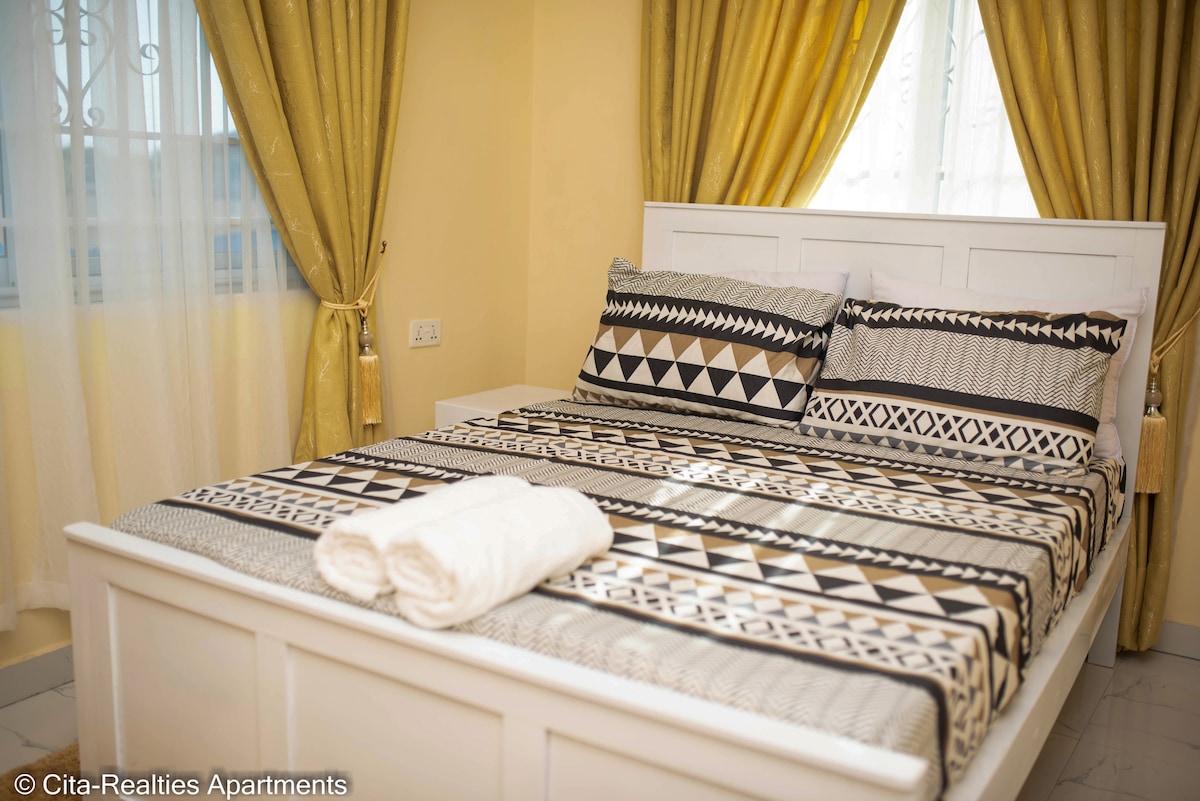 Спалната соба е мирен рај со пријатна атмосфера. Со удобен двоен кревет, пространа гардероба и внимателно осмислен декор, нуди спокојно прибежиште. Уживајте во совршениот спој на релаксација и стил за мирен ноќен сон.