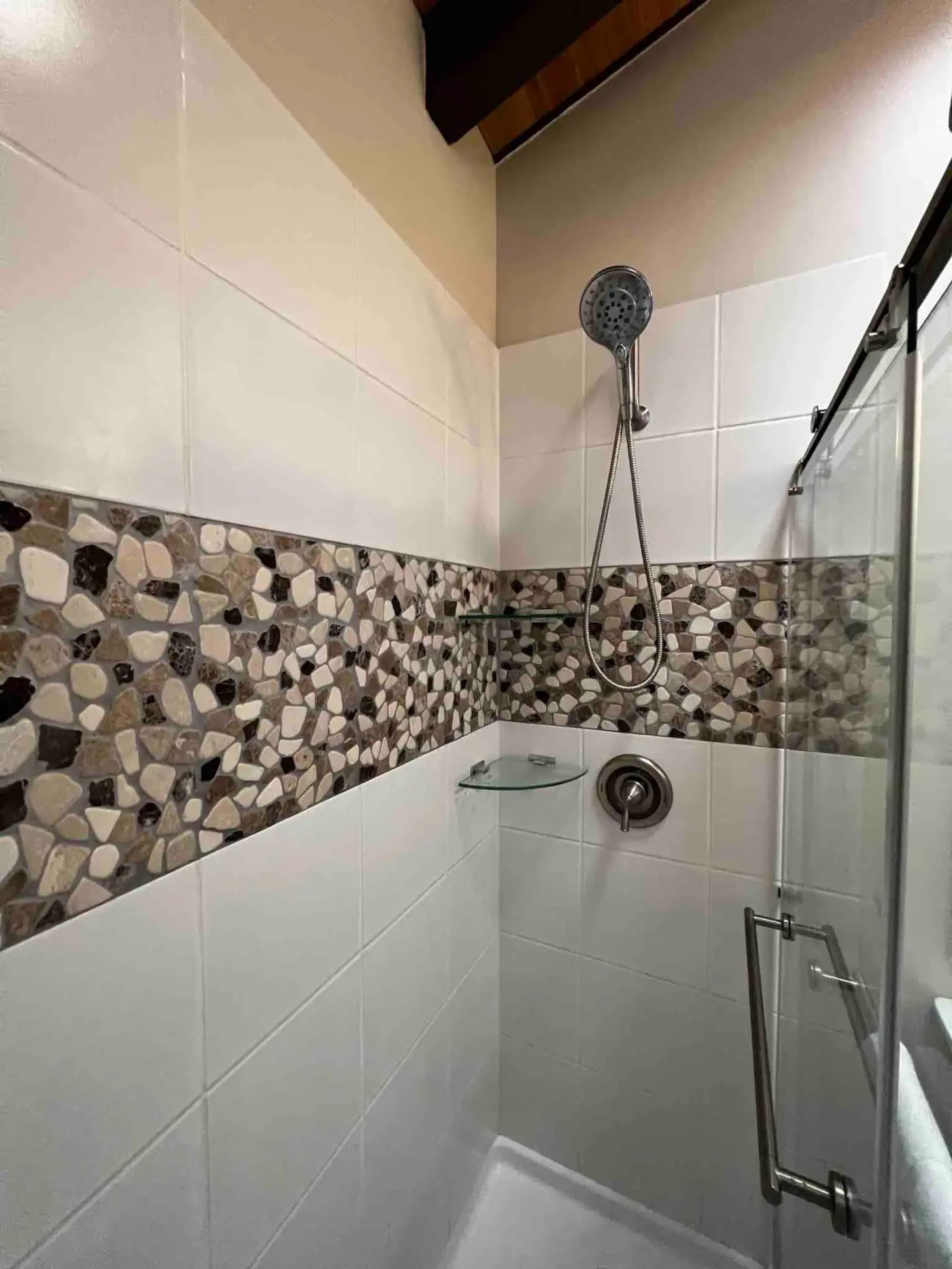 Home in Lahaina · ★5.0 · 1 bedroom · 1 bed · 1 shared bath - Image 13