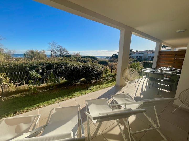 Large apartment facing the beach