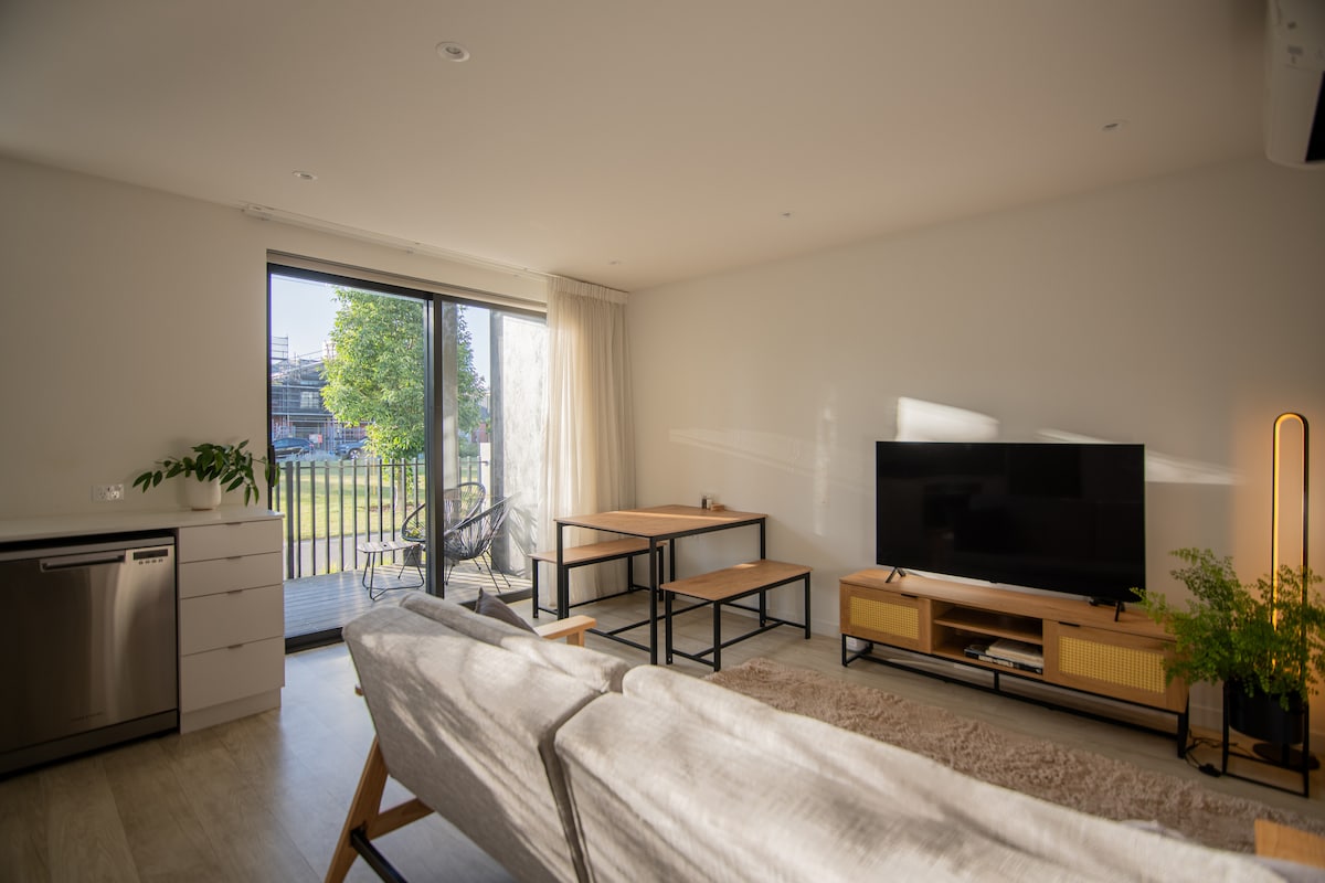 Popular Airbnb listing: On the park! Style in the CBD + Free Car Park in Christchurch Centre