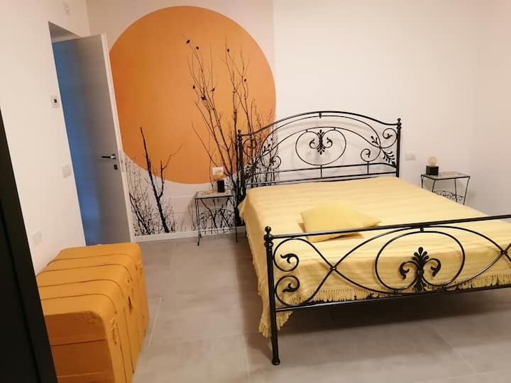 Dhomë gjumi me një krevat dopio "queen" dhe një krevat tek 