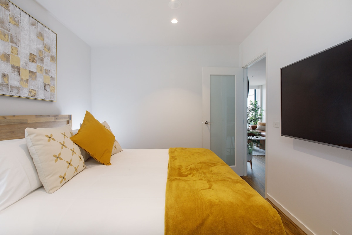 El segundo dormitorio tiene un televisor montado en la pared para que puedas disfrutar de nuestros programas favoritos desde la comodidad de tu propia cama. 
