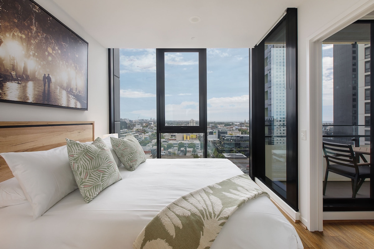 El dormitorio principal cuenta con dos paredes de vidrio con impresionantes vistas que aportan calor y luz a la habitación. Las persianas enrollables garantizan un sueño sombreado cuando se desea. 
