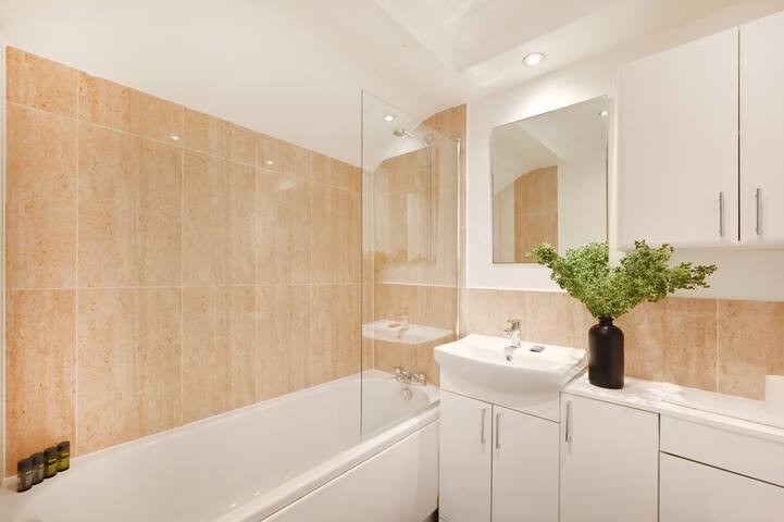 Stunning Kensington 3 Bedroom 2.5 Bathroom Wi-Fi gallery image 5
