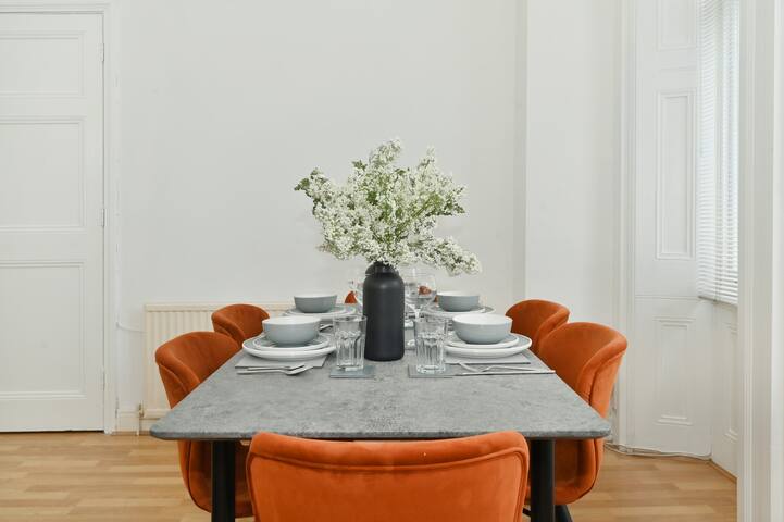 Stunning Kensington 3 Bedroom 2.5 Bathroom Wi-Fi gallery image 2