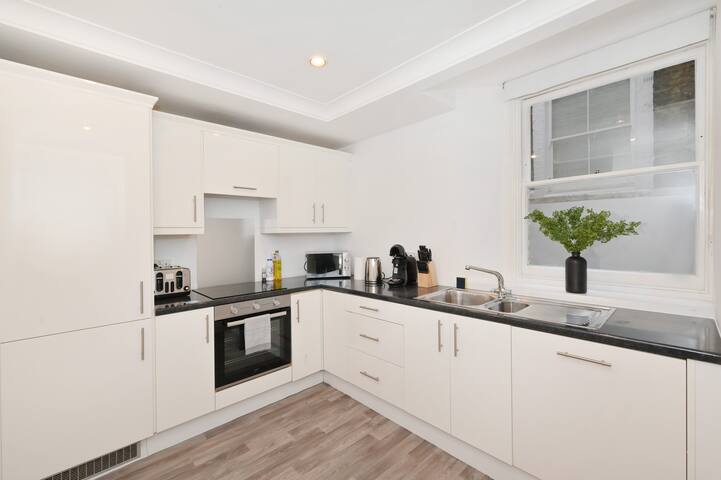 Stunning Kensington 3 Bedroom 2.5 Bathroom Wi-Fi gallery image 3