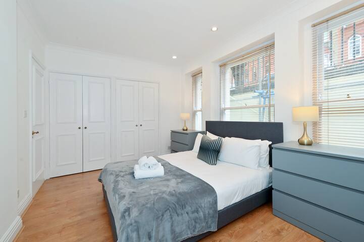 Stunning Kensington 3 Bedroom 2.5 Bathroom Wi-Fi gallery image 4