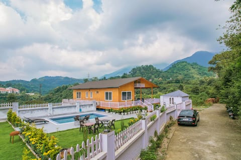 Scenic Hilltop Haven | Pet-Friendly Stay W/ Pool
