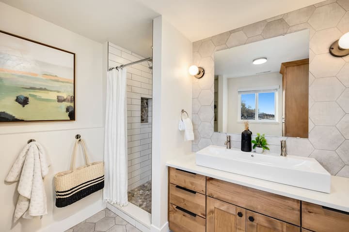 основна баня с душ панел, пръскачки за тяло, ръчен и дъждовен душ.