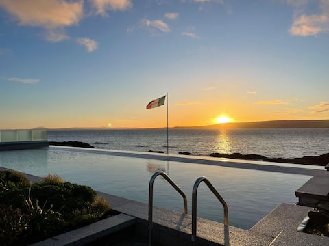 Top Ranked AirBnB - Edgewater House Pool - Hot Tub