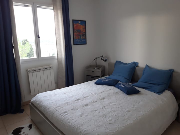 habitación azul, vistas a las montañas, jardín, piscina.  Una cama grande de 160 x 200, armario grande y estantes 