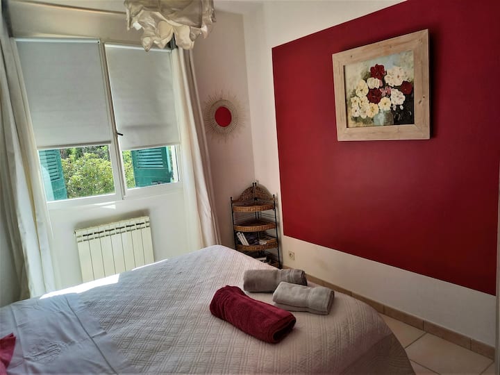 Una bonita habitación,  frambuesa,  que consta de 2 camas individuales, generalmente juntas,  pero se pueden separar según sea necesario. Esta habitación también tiene una zona de inodoro con lavabo. armario y estantes. 