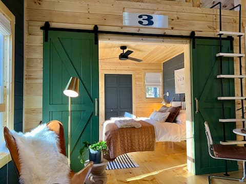 Evergreen -
A Tiny Modern
Log Cabin