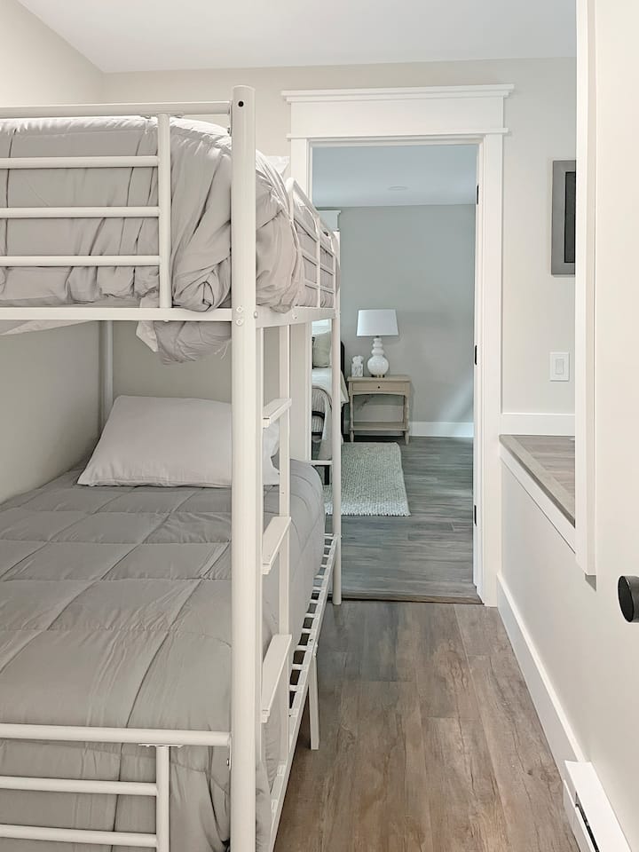 Prejdite cez izbu s poschodovou posteľou.  Táto izba sa nachádza medzi hlavnou halou a hlavným apartmánom.  Komoda na uloženie oblečenia.