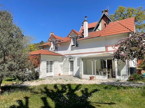Renovated house with garden 20 minutes from Paris