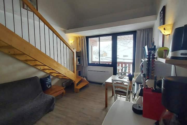 غرفة المعيشة والشرفة في الخلفية