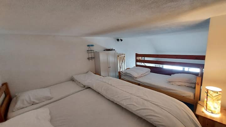 الطابق العلوي في الميزانين المفتوح، 1 سرير مزدوج و 2