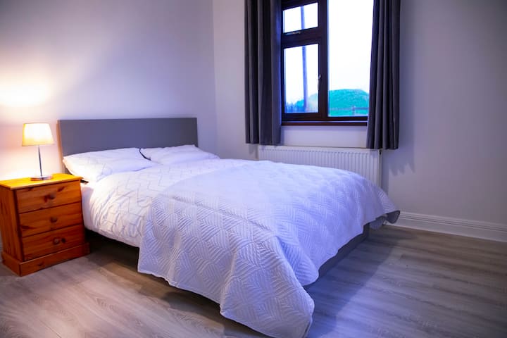 Stražnja spavaća soba s bračnim krevetom i pogledom na planinu Benbulben