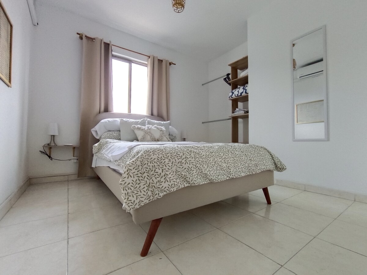 Svetlá druhá spálňa s klimatizáciou, množstvom prirodzeného svetla, zatemňovacími závesmi, otvorenou šatňou s dostatkom priestoru, zrkadlom, dvoma plávajúcimi stolíkmi s teplými lampami a zlatou nástennou výzdobou pre útulnú, štýlovú atmosféru.